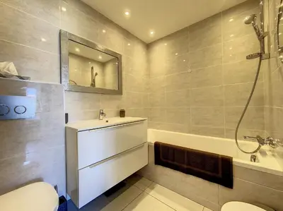 a bathroom with a sink and a shower and a toilet at Cannes - 3 pieces a 15mn Palais in Cannes
