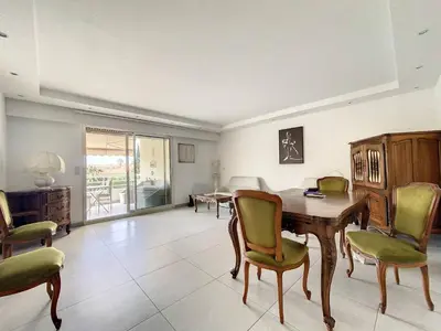 a living room with a wooden table and chairs at Cannes - 3 pieces a 15mn Palais in Cannes