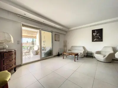 a living room with a couch and a table at Cannes - 3 pieces a 15mn Palais in Cannes