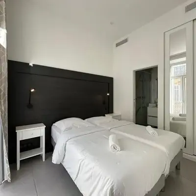 B080- À l'étroit à l'hôtel Bienvenue chez nous