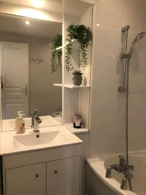 a bathroom with a sink and a shower with a mirror at Studio cosy en plein centre-ville in Cannes
