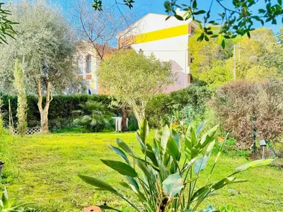 a garden with a house in the background at Le Jardin Gallieni - Terrasse Cozy in Cannes