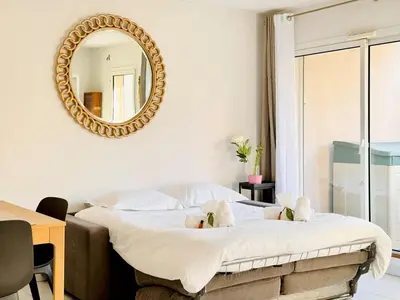 a bedroom with a bed with two teddy bears on it at Le Jardin Gallieni - Terrasse Cozy in Cannes