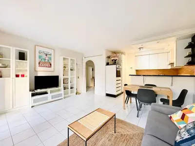 a living room with a couch and a table at Le Jardin Gallieni - Terrasse Cozy in Cannes