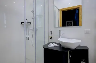 a bathroom with a sink and a shower at Superbe appartement T5 proche du Palais et de la Croisette in Cannes