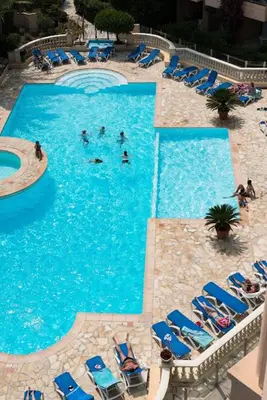 a group of people swimming in a swimming pool at Bord de mer, terrasse, tout à pieds in Cannes
