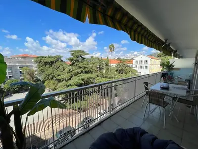 a balcony with a view of the street at B049-Appartement lumineux à deux pas de la Croisette in Cannes