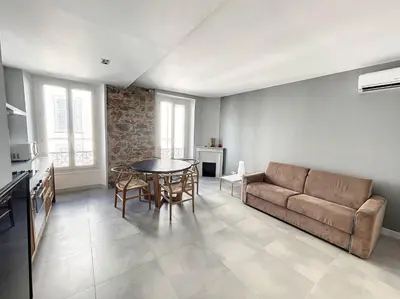 a living room with a couch and a table at BAT2 - Cannes, Carré d'Or, beau 2 pièces in Cannes