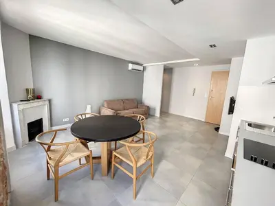 a living room with a table and chairs and a couch at BAT2 - Cannes, Carré d'Or, beau 2 pièces in Cannes