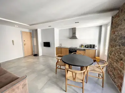 a kitchen and dining room with a table and chairs at BAT2 - Cannes, Carré d'Or, beau 2 pièces in Cannes