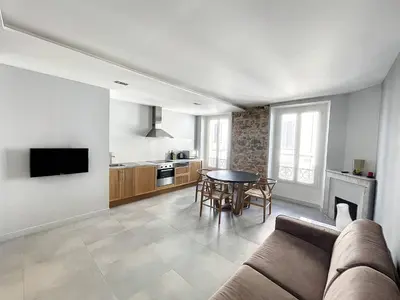 a living room with a couch and a table at BAT2 - Cannes, Carré d'Or, beau 2 pièces in Cannes
