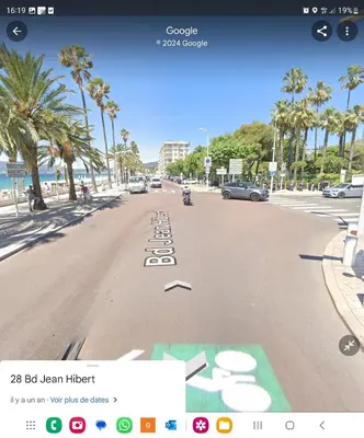 an empty street with palm trees on a beach at Magnifique studio centre Cannes Vieux port-Croisette-Plages in Cannes
