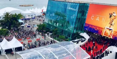 a crowd of people standing in front of a building at Magnifique studio centre Cannes Vieux port-Croisette-Plages in Cannes