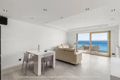 a living room with a couch and a table at Cannes appart 3 chambres luxe - Impératrice in Cannes