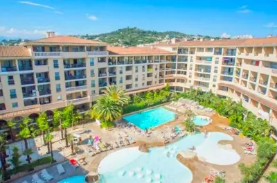 an aerial view of a resort with a swimming pool at Appartement 3 pièces, proche plage et cannes in Cannes