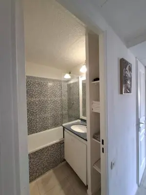 a bathroom with a sink and a bath tub at Appartement 3 pièces, proche plage et cannes in Cannes