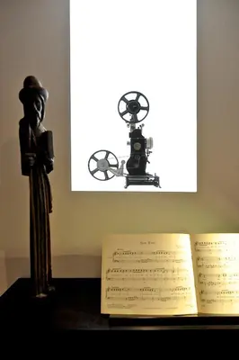 a statue of a man in a hat next to a book at DUPLEX 6 chambres Clim WIFI SAUNA Cannes in Cannes
