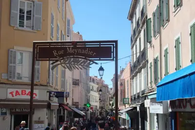 a street with a sign for arue montpellier in a city at 2 pièces balcon 4 pers Meynadier Palais 1 minute by Olam Properties in Cannes