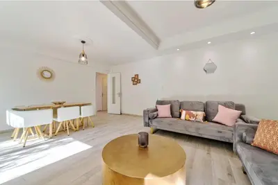a living room with a couch and a table at Agréable 3pièces Cannes Croisette in Cannes