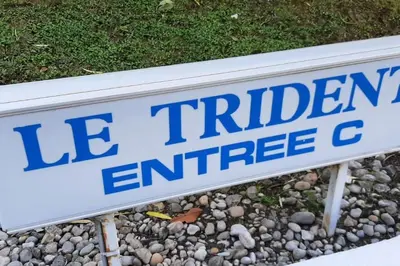 a sign that says le interns entrance on a pile of rocks at Studio Le Trident de la mer - Axelle Loc'Appart in Cannes