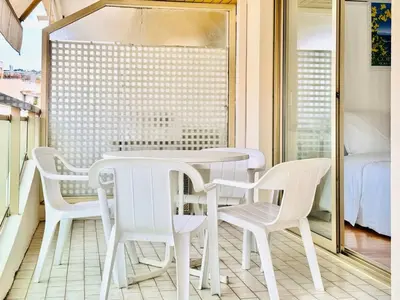 a white table and chairs on a balcony at CannesAzur - Appartement Terrasse centre Cannes in Cannes
