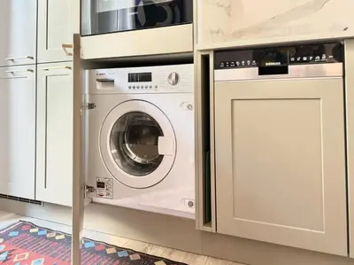 a kitchen with a washing machine and a microwave at L’app’Art Cannes - Contemporain Centre-Ville in Cannes