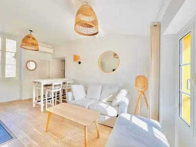 a living room with a white couch and a table at Le Bohème - Logement Cozy centre in Cannes