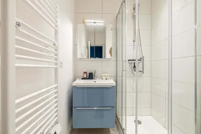 a bathroom with a sink and a shower at LA PERLE au cœur du centre ville, idéal pour séjours loisirs ou business in Cannes
