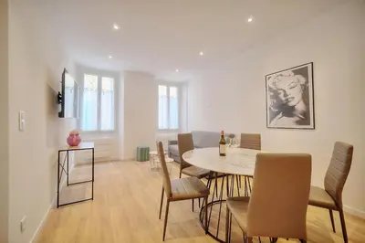 a dining room with a table and chairs at Charmant 2 chambres, MEYNADIER- FORVILE A2B243 in Cannes