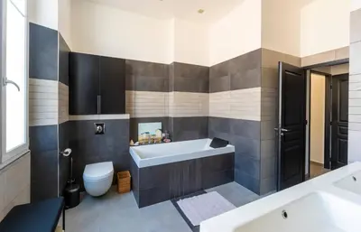 a bathroom with a tub and a toilet and a sink at Magnifique 2 chambres Centre Cannes - 4 personnes - WIFI Terrasse in Cannes