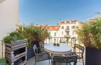 a patio with a table and chairs on a balcony at Magnifique 2 chambres Centre Cannes - 4 personnes - WIFI Terrasse in Cannes