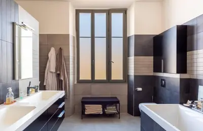a bathroom with two sinks and a window at Magnifique 2 chambres Centre Cannes - 4 personnes - WIFI Terrasse in Cannes