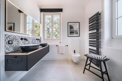a bathroom with two sinks and a toilet at Cannes centre maison bourgeoise in Cannes