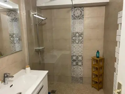 a bathroom with a shower and a sink at Appartement Front de mer à Cannes -Vue Mer & Terrasse in Cannes