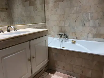 a bathroom with a sink and a bath tub at Cannes Croisette - Appartement 5 pièces face mer in Cannes
