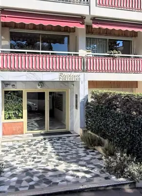 a bathroom with a shower and a washing machine at Appartement 45m2 - 4 couchages - Proche Cannes -plages à 2km -wifi rapide in Le Cannet