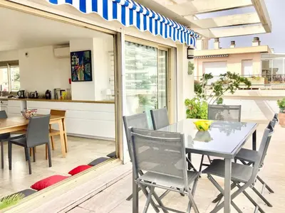 a dining room with a table and chairs at Rooftop Grande terrasse Vue mer in Cannes