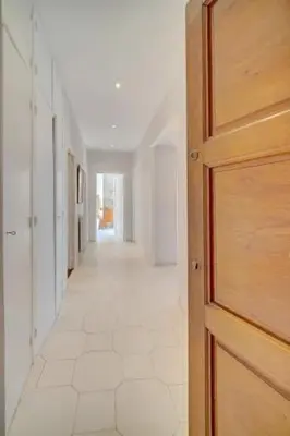 an empty hallway with a door and a hallwayngthngthngthngthngthngthngth at Villa Luna Nova in Cannes