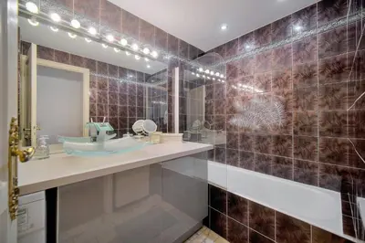 a bathroom with a sink and a mirror at Le Cal-3 Pièces-2 min Plage-VCA in Cannes