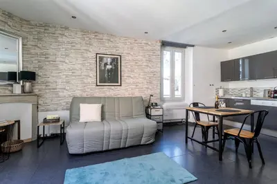 a living room with a couch and a table at Les Suisses Apartment Zentral in der schönen Altstadt von Le Suquet 5 min zum Strand WLAN in Cannes