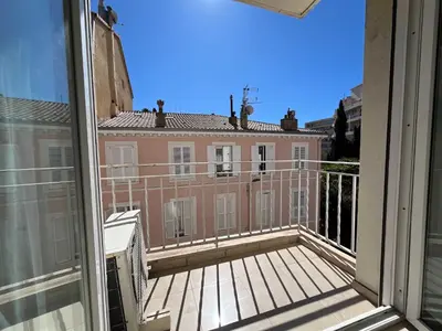 a balcony with a view of a pink building at C067-Beau Studio a 100 m des plages et proche Palais in Cannes