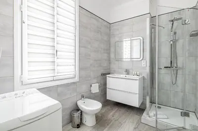 a bathroom with a toilet and a shower and a sink at Beau 3 pièces à 500m du Palais des Festival in Cannes