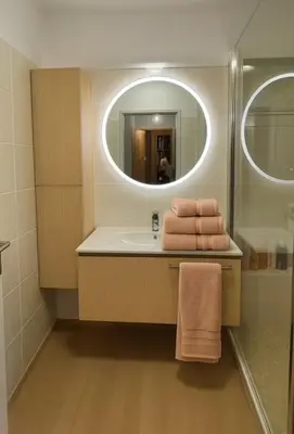 a bathroom with a sink and a mirror at Agencia Superbe appartement 2 chambres in Cannes