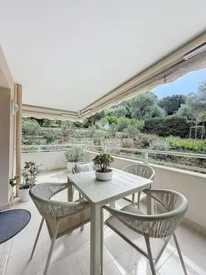 a white table and chairs on a balcony at Agencia Superbe appartement 2 chambres in Cannes
