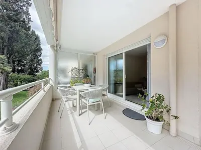 a balcony with a table and chairs on it at Agencia Superbe appartement 2 chambres in Cannes