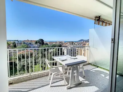 a balcony with a table and chairs and a view at Le Montfleury - Studio 28m2 - Vue mer - Centre in Cannes