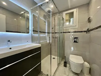 a bathroom with a shower and a toilet and a sink at Superbe appartement à Cannes / 3 chambres in Cannes