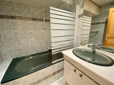 a bathroom with a green sink and a tub at Cannes proche croisette - Studio balcon vue jardin in Cannes