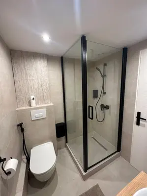 a bathroom with a shower and a toilet at Appartement cannes centre à 3 minutes du palais des festivals in Cannes