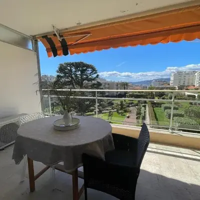 Croisette and beaches. View on gardens and sea.
